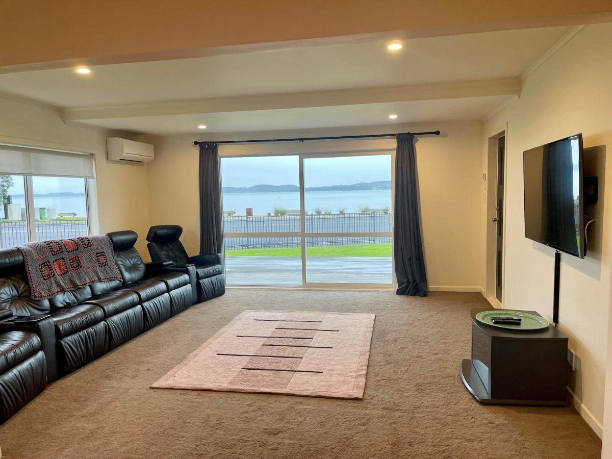 Beach Front Resort! Maraetai 외부 사진
