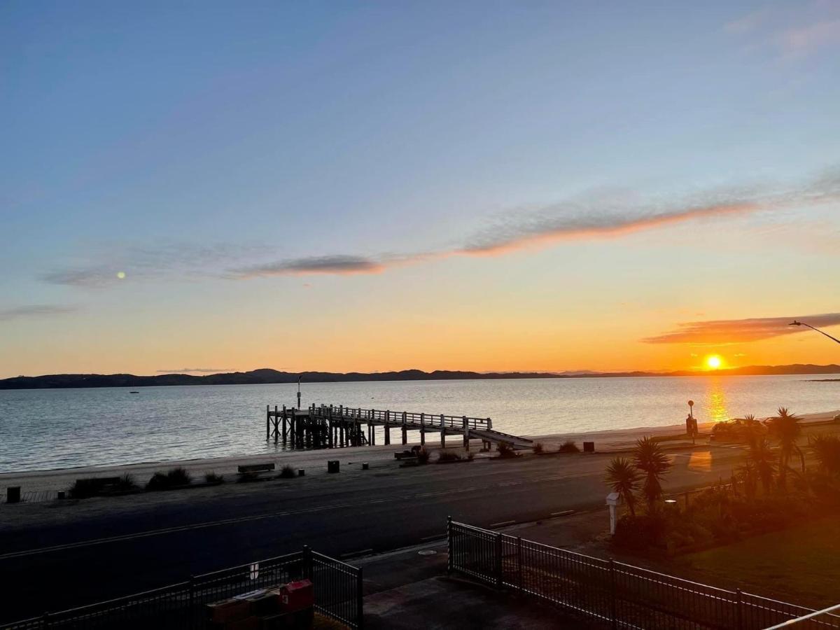 Beach Front Resort! Maraetai 외부 사진